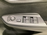 パワーウインドウは運転席でドア4枚とも上下の操作ができるようになっています。子供さんが勝手に操作できないようにロックすることも可能です。