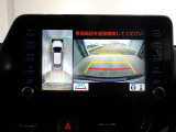 バックモニター付きで慣れない駐車場や車庫入れをサポートします。