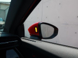 アウディサイドアシスト『後方の死角を並走する車両を検知しドアミラーの内側のLEDが点灯。ドライバーに注意を促し事故を未然に防ぐシステムです。』