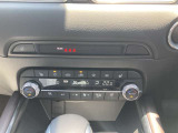 【フルオートエアコン】運転席と助手席の温度調整がそれぞれ出来るフルオートエアコン装備です。これなら暑がりなご主人、寒がりな奥様が同乗されても問題ないですね。