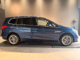 【BMWの伝統-3】BMWのお車は、&ldquo;駆け抜ける歓び&rdquo;を体現しております。走行の安定性とコーナリングの良さを追求し、思い通りにハンドルの操作可能です。