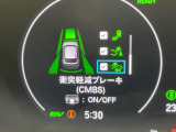 【ホンダセンシング】走行中に前方の車両等を認識し、衝突しそうな時は警報とブレーキで衝突回避と被害軽減をアシスト。より安全にドライブをお楽しみいただけます。