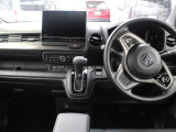 操作性に優れた運転席となります!小物入れや各ボタンの配置にこだわり、使いやすいです!座り心地もよく視認性も良好なのでロングドライブもお任せ下さい!