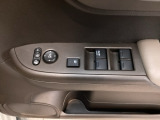電動格納式リモコンドアミラーと、パワーウィンドウスイッチ等は運転席ドアにあります。