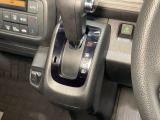 自然に手が届く距離に配置されたシフトレバー。