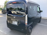 コンビネーションランプを高い位置に配置、後続車に見やすいデザインで安全にも配慮。