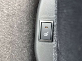 【シートヒーター】座席の内蔵ヒーターで身体を直接温める機能。エアコンより早く温まり、冬の車内でも即座に快適です。エンジンの温まりを待たずに済むため、寒い朝の始動直後に重宝される必須の快適装備です。