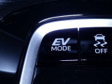 EVドライブモードで、早朝・深夜や屋内の駐車場などで、エンジン音や排気ガスを気にすることなく走れます。