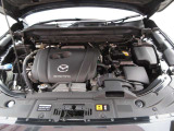 「SKYACTIV-G(ガソリン)」は、規格外の高圧縮を実現し、世界のエンジン技術者に驚きを与えました。さらに、それを維持したままノッキングの発生を抑え、熱効率を向上、走りにも寄与したエンジンです。
