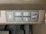 ハンドルの右側にはヘットライトリベライザーとHondaセンシング用のメインスイッチがついています。ヘッドライトリベライザーは道路状況や積荷の加重に応じてライトの高さを調節できます。