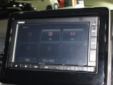 ナビゲーションは純正メモリーナビ(VXM-215Ci)を装着しております。AM、FM、CD、Bluetoothがご使用いただけます。初めて訪れた場所でも安心ですね!