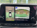 上から丸見えアラウンドビュー!車を真上から見下ろした様な映像を映し出すアラウンドビューモニター。これで車庫入れもラクラク。