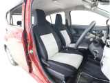 運転席シートは、長時間の運転でも疲れにくいよう配慮された座面構造を採用。コンパクトな車体でも快適に座れる造りで、近場の移動からちょっとした遠出まで心地よく過ごせます。