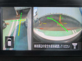 ナビ画面にアラウンドビュ-モニタ-の映像を映し出しています。  狭い場所での車庫入れをサポ-トしてくれる便利アイテムです。