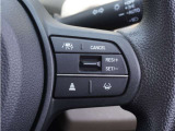 【アダプティブクルーズコントロール】ステアリングのスイッチを操作するとミリ波レーダーで先行車との距離を測定。設定を適切に保ちながら加速・減速、さらに停止まで自動に追従します。