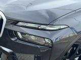 LEDヘッドライト。先進のLEDテクノロジーを採用。照射される白色光の周波特性は太陽に近く、バイキセノンヘッドライトを上回るコントラストでさらに明るく輝きます。悪天候の日でも優れた視認性を発揮します。