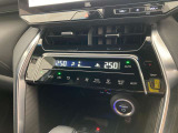 デュアルエアコンとは、運転席と助手席で、個別に温度設定ができる機能です。気温の感じ方は、人それぞれ違うもの。乗る人に優しい機能ですね。