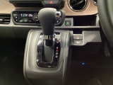 運転席周辺のスマートなレイアウトが、操作のしやすさを実現。快適なドライブをサポートします。