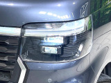 【LEDヘッドライト】悪天候や夜間走行時も良好な視界を確保し安心して運転できる高輝度LEDヘッドライトを装備!点灯速度が早く、消費電力も抑えられています。