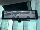 【デジタルインナーミラー(トヨタ)】車両後方カメラの映像をルームミラーに映すことが出来ます。 そのため、後席に人や荷物があって後方が見えづらい場合でもしっかり視界を確保することが出来ます。