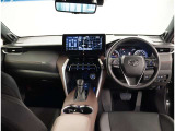 デザインもよく、居心地のよい運転席ですね。分かりやすいスイッチ類ですから操作もしやすく運転をサポートします。ぜひご来店いただき、実際にお座りいただいてステアリングを握ってみてください!