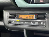 【オートエアコン】一度お好みの温度に設定すれば、車内の温度を検知し風量や温度を自動で調整。暑い&hellip;寒い&hellip;と何度もスイッチ操作をする必要はありません。快適な車内空間には必須の機能ですね♪
