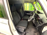 運転席まわりには十分なスペースがあり、大柄な方でもゆったり運転していただける環境です。