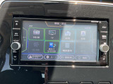 通信ユニット内蔵の日産純正メモリーナビ(MM317D-W)装備、スマホアプリと連動、音声対話検索などに対応した高機能ナビ。多彩なメディア再生。