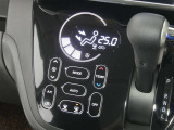 【オートエアコン】車内温度を感知して自動で温度調整をしてくれるのでいつでも快適な車内空間を創り上げます!どの席に座っても快適なドライブが楽しめます♪