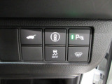 パワーテールゲートの開閉、横滑りを防ぐVSA等のスイッチ類は運転席の右側、手の届きやすい位置にあります。