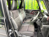 運転席まわりには十分なスペースがあり、大柄な方でもゆったり運転していただける環境です。