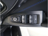 運転席には、ドアミラーの開閉および角度調整、集中ドアロック機能、さらには全ウィンドーの開閉操作を可能にするスイッチが一つに集約。運転中でもスムーズかつ効率的に操作でき、安全性と快適性に役立っています。