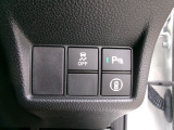 パーキングセンサーや横滑りを防ぐVSA等のスイッチ類は運転席の右側、手の届きやすい位置にあります。