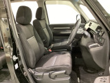 女性でも運転がしやすいように、シートの高さ調整機能(シートリフター)がついています。運転席と助手席の間が空いている為、助手席側への移動がスムーズです。交通量の多い道でも助手席側から乗り降りができます。