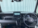 運転席周りです。カップホルダーや小物の収納などは必須ですよね!!使い勝手の良いつくりになっております!!