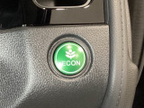 ECON モードをON にするとアクセルペダルの動きに対するエンジンの反応とエアコンの制御を切り換えることで、燃費のいい運転をするドライバーがペダルを踏んだ時と同じようにエンジンを制御します。