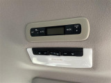 【 後席エアコン 】後席にもエアコンがついておりますので、車内全体を快適な温度に調節いただけます♪