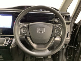 ハンドルにHondaセンシング系のクルーズコントロールやレーンキープアシストなどのスイッチと、オーディオの操作スイッチが装備されています。ハンドルから手を離さず安全に操作できます。