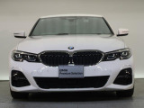 【キドニーグリル】BMWの代名詞。一目見ただけでBMWであると認識できる確固たるアイコンとして存在感を放ちます。