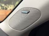 【BOSEサウンドシステム】メーカーオプションの高品位サウンドシステムを搭載。専用のチューニングが施された大小様々なスピーカーから良質なサウンドが奏でられます。
