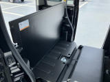 マルチボードを前後に分割することで荷物が整理しやすい荷室に。ペットとの旅で安全に載せるスペースも生まれます