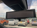 スマートルームミラー◆積載物などで、さえぎられがちなルームミラーの後方視界。車内状況に関わらず車両後方にあるカメラの映像をルームミラーに映し出します!もちろん夜や悪天降雨でもクリアな後方視界を確保!