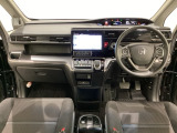 車内は光触媒抗菌消臭施工済です。スタイリッシュなデザインでスポーティなインパネ周りを演出します。グローブボックスやカップホルダーのほかにトレーなどたくさんの収納スペースが付いています。