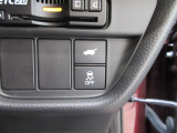 パワーテールゲートの開閉、横滑りを防ぐVSA等のスイッチ類は運転席の右側、手の届きやすい位置にあります。
