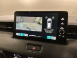 リバースギアに入れるだけで後方の表示へ切り替わります。夜間や雨の日の駐車も楽になりますよ。