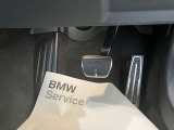 【ペダル】BMWはオルガン式アクセルペダルを採用しています。踏み込む足とペダルが同じ軌跡を描くため、かかとがずれにくく、アクセルコントロールがよりしやすくなるメリットがあります。