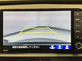 【バックカメラ】運転が苦手な方も車庫入れラクラクです!ギアをリバースに入れれば自動的に切り換わりますので、面倒な操作は不要です♪狭い駐車場もお車を傷つけず安心ですね!