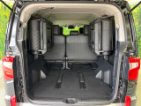 普段のお買い物や通勤、送迎等に十分な荷室スペースを確保しております。3列目を倒すと、大きな荷物の積載も可能です♪
