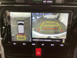 全周囲カメラは、クルマを真上から見ているような映像を表示。運転席から確認しにくい車両周囲の状況を把握できます。