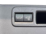 【パワーバックドア】スマートキーや運転席のボタンを押すだけでリアゲートが自動で開閉します!荷物を持っている時や、高い位置にあるバックドアを閉める際に便利な機能です♪